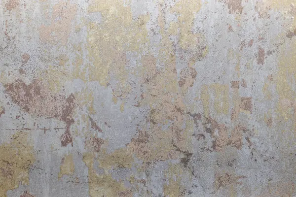 Yıpranmış alçı duvarın, pul pul dökülmüş boyanın ve gri bej pembenin üzerini kapat..