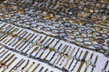 Portobello Yolu 'ndaki bir market tezgahındaki çeşitli antika saat ve kayışları kapatın. Londra, İngiltere, 24 Mayıs 2023