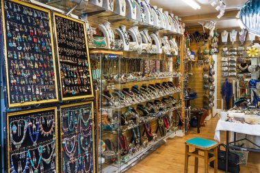 Notting Hill 'deki Portobello Road Market' te klasik mücevherler, mücevherler, bilezikler ve koleksiyon malzemeleri satan bir Londra pazarının içi. Londra, İngiltere, 24 Mayıs 2023