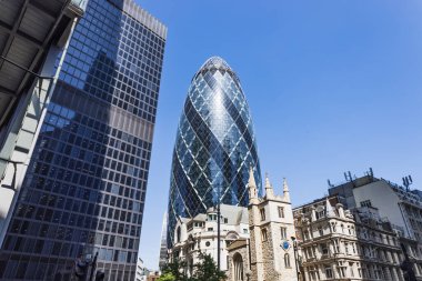 Düşük açılı 30 St. Mary Axe, Gherkin, parlak bir günde parlak cam ve çelik mimariyle Londra şehrinin ufkuna hakim oluyor..