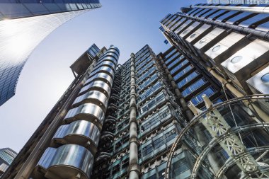 Yansıtıcı cam ve çelik yapısı olan modern Londra ofis kulelerinin düşük açılı görüntüsü.