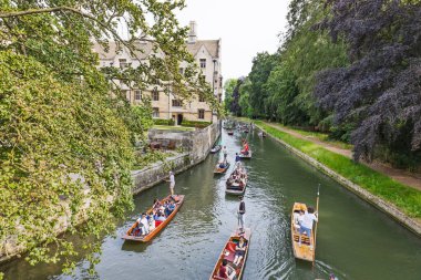 Cambridge 'deki River Cam' de canlı bir vuruş sahnesi, klasik kolej mimarisi ve yapraklı bankalar, İngiltere 'de popüler bir seyahat cazibesi. Cambridge, İngiltere, 17 Haziran 2023