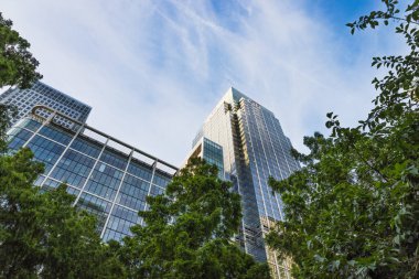 Çağdaş Citigroup 'un dış yüzeyinde yansıtıcı cam, şehir yeşilliği ve kalın logo var. Londra, İngiltere, 23 Haziran 2023