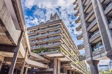 Londra 'daki İkonik Barbika Konutları eşsiz Brutalist mimari, beton konutlar ve modernist tasarım sergiliyor. Londra, İngiltere, 24 Haziran 2023