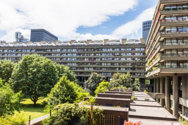 Londra 'daki Barbican Malikanesi yeşil bahçeler ve beton yapılarla çevrili acımasız mimariyi gösteriyor. Londra, İngiltere, 24 Haziran 2023
