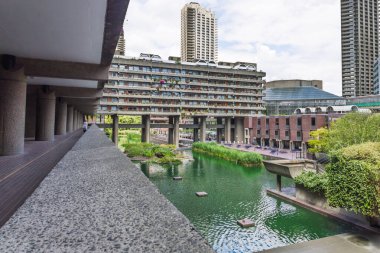 Londra 'daki Barbican Konağı manzarası Brutalist beton mimari ve sakin gölet manzarasını gözler önüne seriyor.