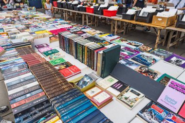 Koleksiyoncular için ikinci el bir pazarda eski kitap ve sanat eserlerinin renkli bir koleksiyonu. Londra, İngiltere, 24 Haziran 2023