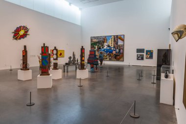 Tate Modern, Londra 'daki modern sanat galerisinde heykeller ve renkli çağdaş sanat eserleri sergilenmektedir. Londra, İngiltere, 25 Haziran 2023
