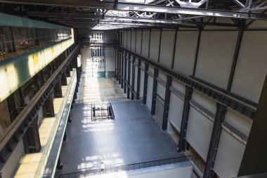 Londra 'daki Tate Modern Müzesi' nin Endüstriyel Mimarisini sergileyen Geniş Türbin Salonu