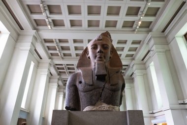 British Museum 'daki devasa Ramses II granit heykelinin alçak açılı görüntüsü. Londra, İngiltere, 27 Haziran 2023