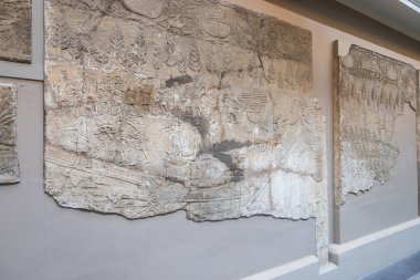 İngiliz Müzesi 'ndeki bir galeride sergilenen antik Asurlu taş yardım panelleri. Londra, İngiltere, 27 Haziran 2023