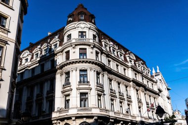 BELGRAD, SERBIA - 06 Ekim 2022: Kneza Mihaila Caddesi üzerindeki eski Belgrad kasabasında bir binanın cephesi.