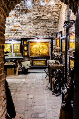 BELGRAD, SERBIA - 06 Ekim 2022: Belgrad, Avrupa ve dünyanın eşsiz eski haritalarının Belgrad Kalesindeki Stambol Kapısı 'nda sergilenmesi.