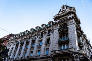 BELGRAD, SERBIA - 06 Ekim 2022: Kneza Mihaila Caddesi üzerindeki eski Belgrad kasabasında bir binanın cephesi.