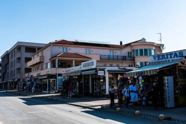 MEDJUGORJE, BOSNIA VE HERZEGOVINA - 21 Ekim 2022: Kutsal Meryem Ana ile dinsel eşyalar satan dükkanlar.