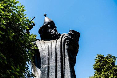 BÖLÜM, CROATIA - 26 Ekim 2022: Nin 'li Gregory Heykeli, Nin' in ortaçağ piskoposu, kilisenin Papa 'sına ve resmi çevrelerine şiddetle karşı çıkan.