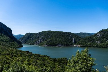 Tuna Nehri ve Decebal 'in başı, Sırp kıyılarından görüldü. Dubova, Romanya.