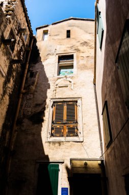 BÖLÜM, CROATIA - 26 Ekim 2022: Kalenin içinde turist kiralamak için eski daireler.