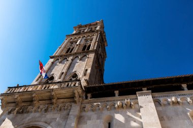 TROGIR, CROATIA - 31 Ekim 2022 St. John Paul Meydanı 'ndaki Aziz Sebastian Kilisesi.