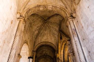 TROGIR, CROATIA - 31 Ekim 2022 St. John Paul Meydanı 'ndaki Aziz Sebastian Kilisesi.