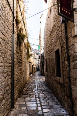 Hırvatistan 'ın eski Trogir kentinde eski binalı sokaklar.
