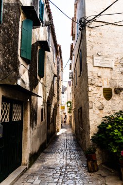 TROGIR, CROATIA - 30 Ekim 2022: Eski Trugir kasabasında eski binaları olan sokaklar.