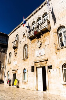 TROGIR, CROATIA - 31 Ekim 2022: Şehir Merkezi Meydanı 'ndaki Rektör Sarayı.