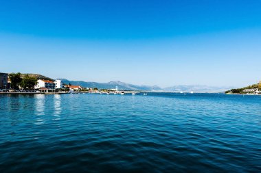 Ciovo ve Trogir adalarını anakaraya bağlayan Ciovo köprüsü ile manzara. Hırvatistan.