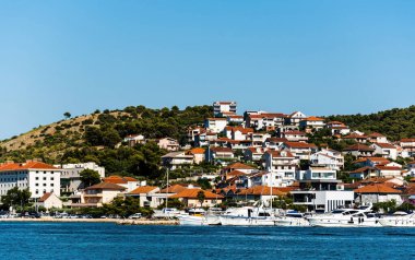 TROGIR, CROATIA - 31 Ekim 2022: Eski Trugir kasabasının gezinti güvertesinden görülen binalarla manzara.