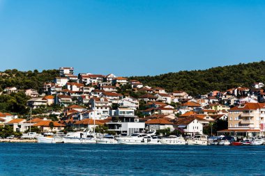 TROGIR, CROATIA - 31 Ekim 2022: Eski Trugir kasabasının gezinti güvertesinden görülen binalarla manzara.