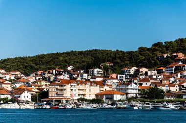 TROGIR, CROATIA - 31 Ekim 2022: Eski Trugir kasabasının gezinti güvertesinden görülen binalarla manzara.