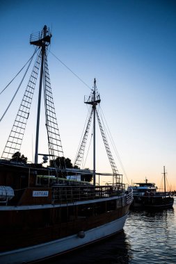 ZADAR, CROATIA - Kasım 02, 2022: Limanda demirlemiş turistler için bekleyen yatlar.