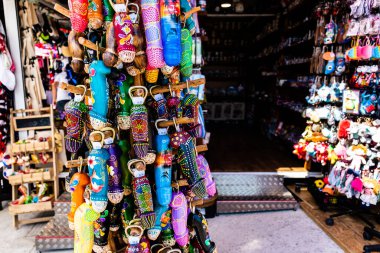 BÖLÜM, CROATIA - 28 Ekim 2022: Farklı renklerde şişe açacağı koleksiyonu, turistler için hediyelik eşya.