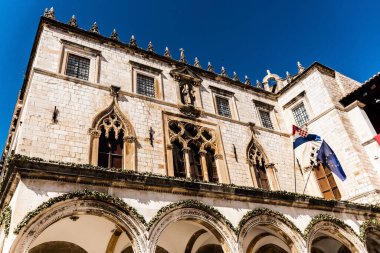 DUBROVNIK, CROATIA - 12 Ekim 2022: Sponza Sarayı, Divona olarak da bilinir, karışık Gotik ve Rönesans tarzında inşa edilmiştir..