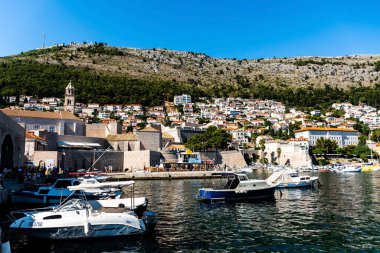 DUBROVNIK, CROATIA - 12 Ekim 2022: Porat Dubrovnik, eski kasaba limanı.