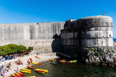 DUBROVNIK, CROATIA - 16 Ekim 2022: Adriyatik denizi ve Dubrovnik Duvarları ile Manzara.