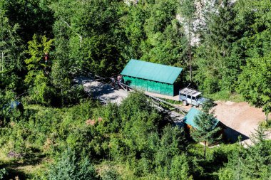 Tara Kanyonu 'nda kablo kabloları olan bir orman yolunun en üst görüntüsü..