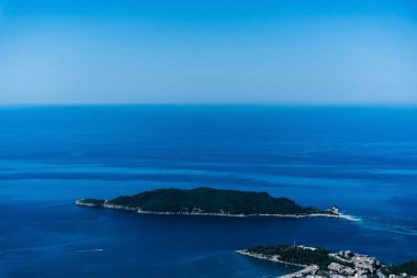 Karadağ 'ın Kotor Körfezi manzarası. Boka Körfezi ve Tivat şehri manzarası.