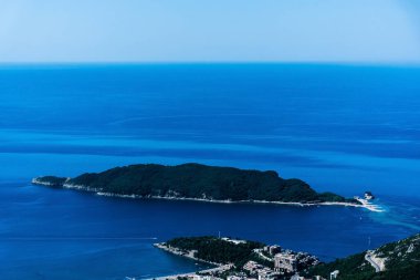 Karadağ 'ın Kotor Körfezi manzarası. Boka Körfezi ve Tivat şehri manzarası.