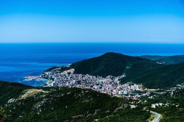 Karadağ 'ın Kotor Körfezi manzarası. Boka Körfezi ve Kotor şehri manzarası.