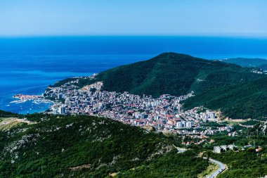 Karadağ 'ın Kotor Körfezi manzarası. Boka Körfezi ve Kotor şehri manzarası.