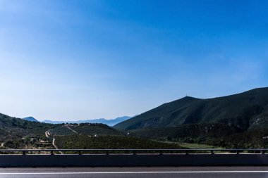 Vadi ve dağlarla güzel panoramik manzara. Bosna-Hersek.