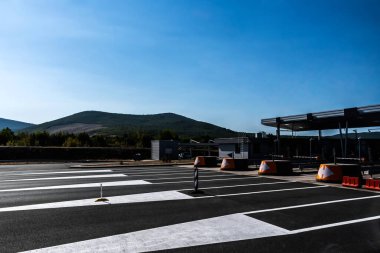 Bir karayolu ve dağlarla manzaralı. Bosna-Hersek.