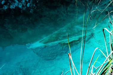 Eski batık bir tekneyle turkuaz su arka planı. Bulanık arkaplan.