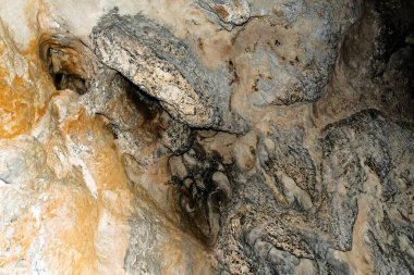 Bolii mağarasının doğal dokulu duvarı. Petrosani, Romanya.