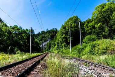 Demiryolu hatları ve elektrik direkleri. Romanya 'daki manzara, Bolii mağarası, Petrosani.