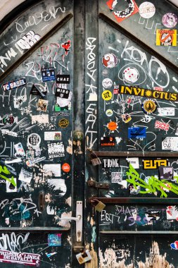 DUBROVNIK, CROATIA - 19 Temmuz 2022: Dubrovnik kalesindeki bir caddeye karalanmış eski yeşil bir kapının ayrıntıları.