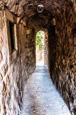 Hırvatistan 'ın Dubrovnik kentindeki tünel gibi küçük bir taş sokak.