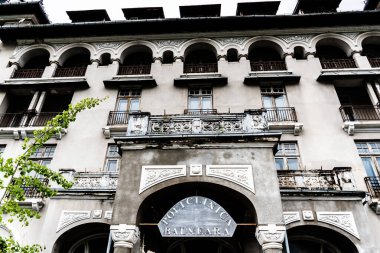 SINAIA, ROMANIA - SEPTEMBER 01, 2022: Paltinis Otel 'in zemin katındaki kaplıca polikliniği (PoliClinica Balneara).