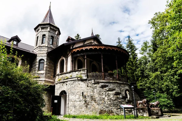 SINAIA, ROMANIA - Eylül 01, 2022 Sinaia Şehir Müzesi. Stirbey Şatosu, Alina Stirbey ve General I. E. Florescu 'nun yaz konutuydu ve günümüzde Sinaia' nın en eski sivil binası olarak biliniyor..